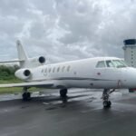 El hijo del pueblo entrega uniformes al equipo de béisbol Los Novatos