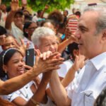 Presidente Abinader entrega 1,500 títulos de propiedad en Nuevo Domingo Savio y eleva a 3,500 los certificados otorgados en beneficio de unas 18,000 personas